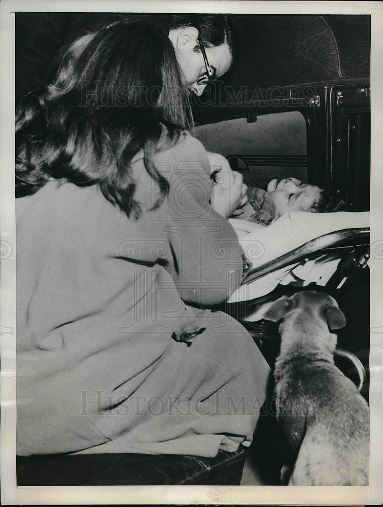 1950 Press Photo 3 yr old Catherine Golden hit by car while playing in yard- Historic Images