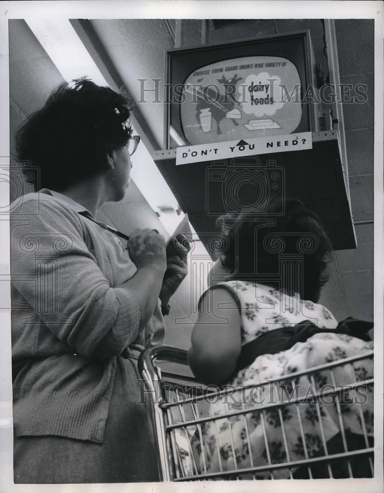 1959 Press Photo Mrs Irene Fulfrost And Daughter Watching New Television