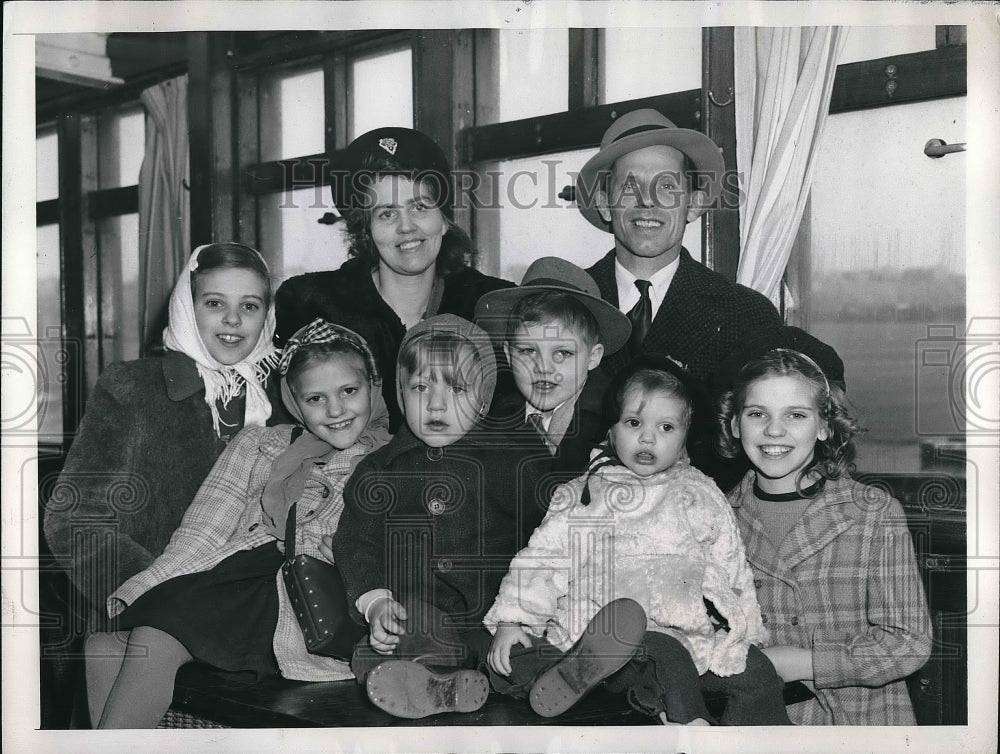 1947 Press Photo Mr. and Mrs. Bert Mauritx Shirley, Sonja, John, Arvid Karin Joa
