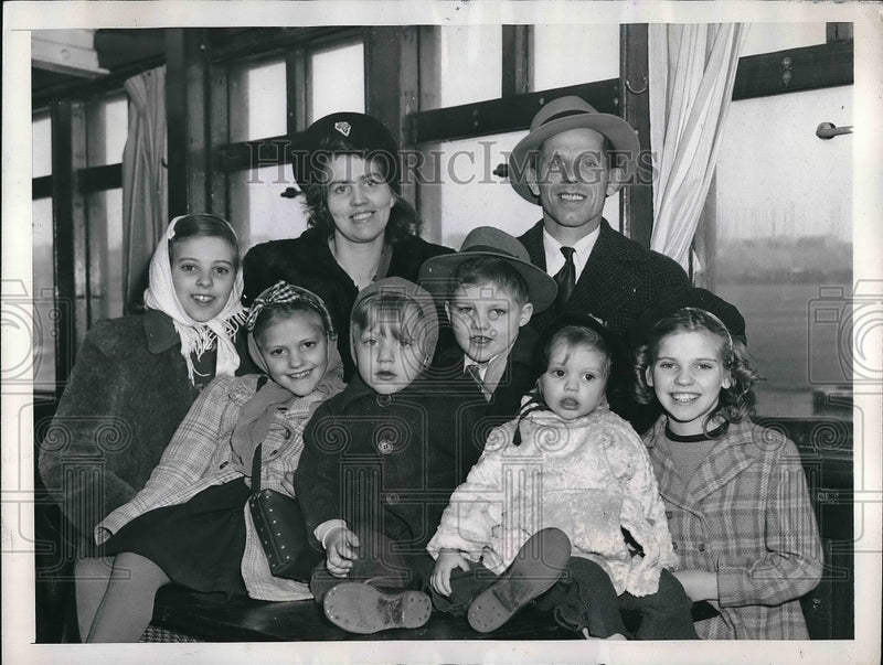 Load image into Gallery viewer, 1947 Press Photo Mr. and Mrs. Bert Mauritx Shirley, Sonja, John, Arvid Karin Joa
