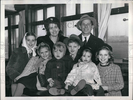 1947 Press Photo Mr. and Mrs. Bert Mauritx Shirley, Sonja, John, Arvid Karin Joa