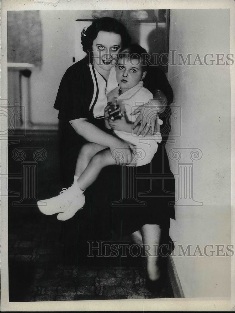 1931 Press Photo Grace Saving and Her Son Made False Accusations Husband