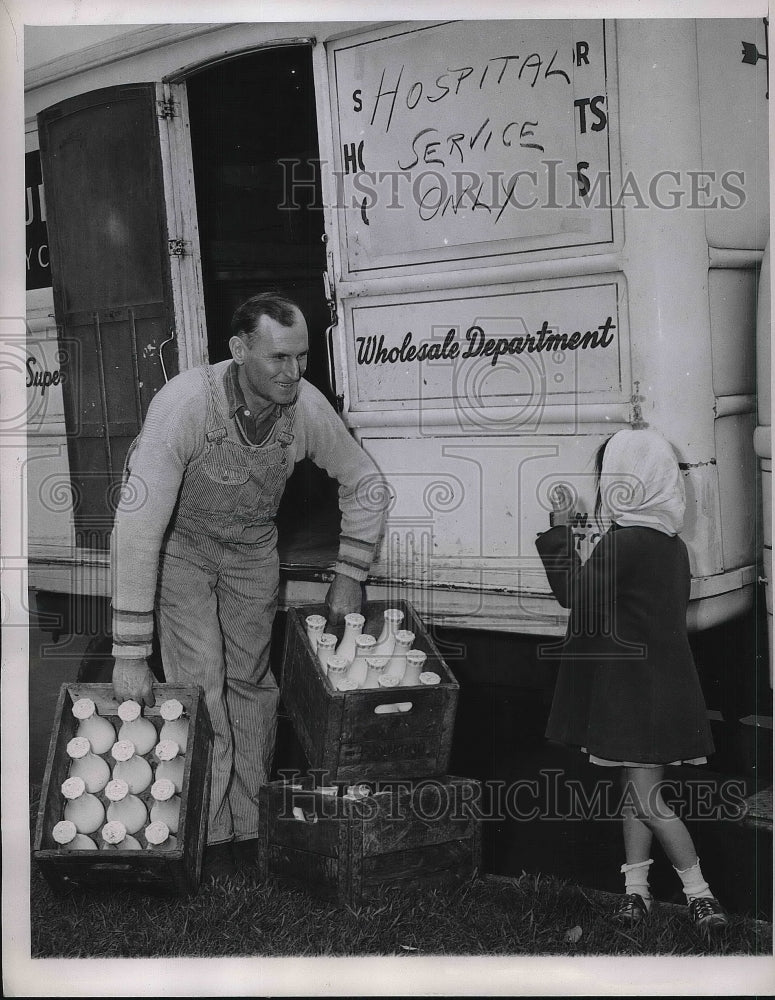1947 Press Photo Joseph Starweather & Marlene Nichols During Milk Delivery