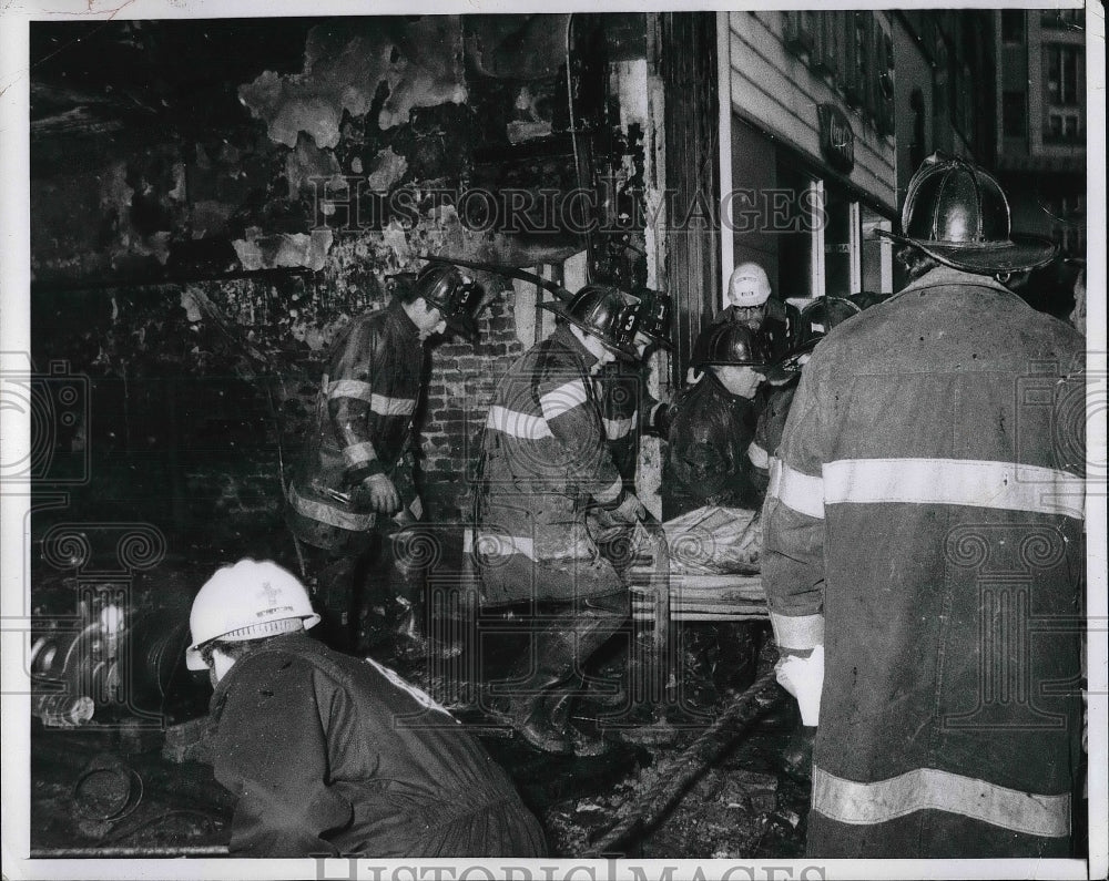 1970 Press Photo New York Firemen remove body of victim after explosion Ryan's
