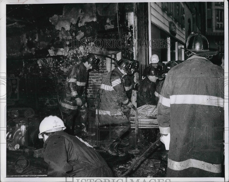 Load image into Gallery viewer, 1970 Press Photo New York Firemen remove body of victim after explosion Ryan's
