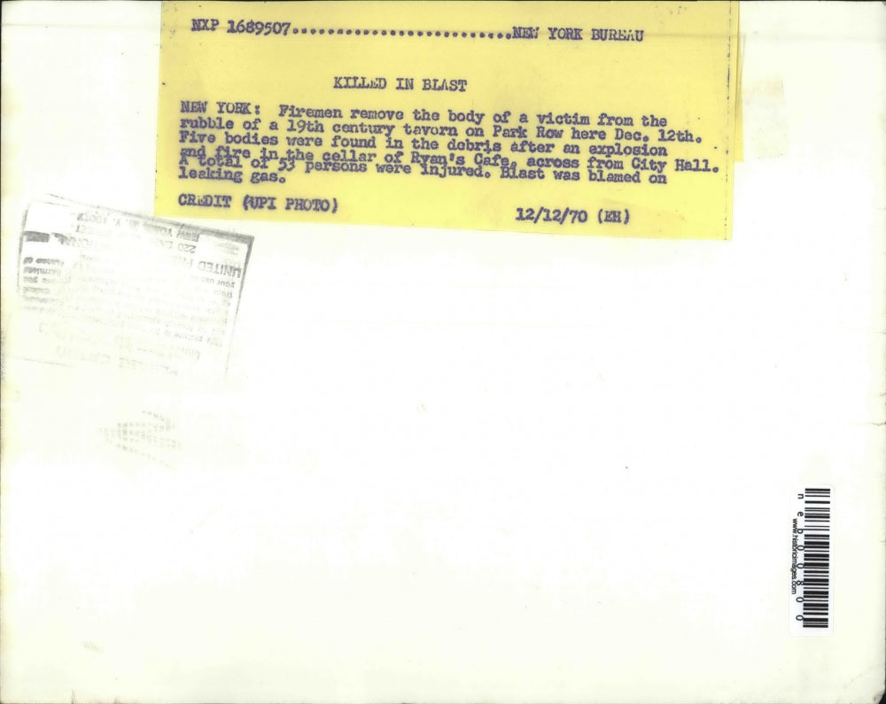 1970 Press Photo New York Firemen remove body of victim after explosion Ryan's