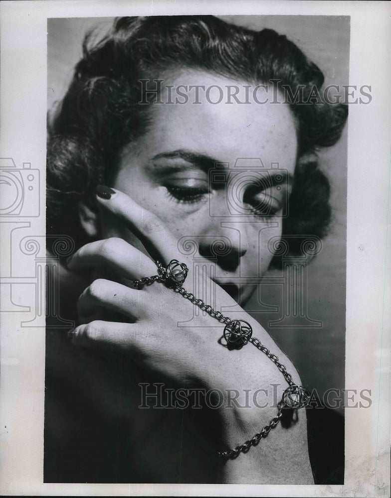 1952 Press Photo Japanese pearls in a jeweled glove by Luciana of Rome