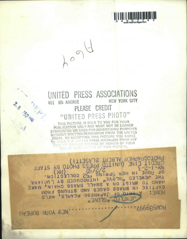 1952 Press Photo Japanese pearls in a jeweled glove by Luciana of Rome