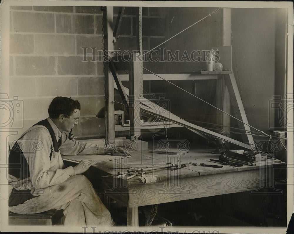 1926 Press Photo E.L. Nichols makes molds with a jigsaw for his Geographic - Historic Images