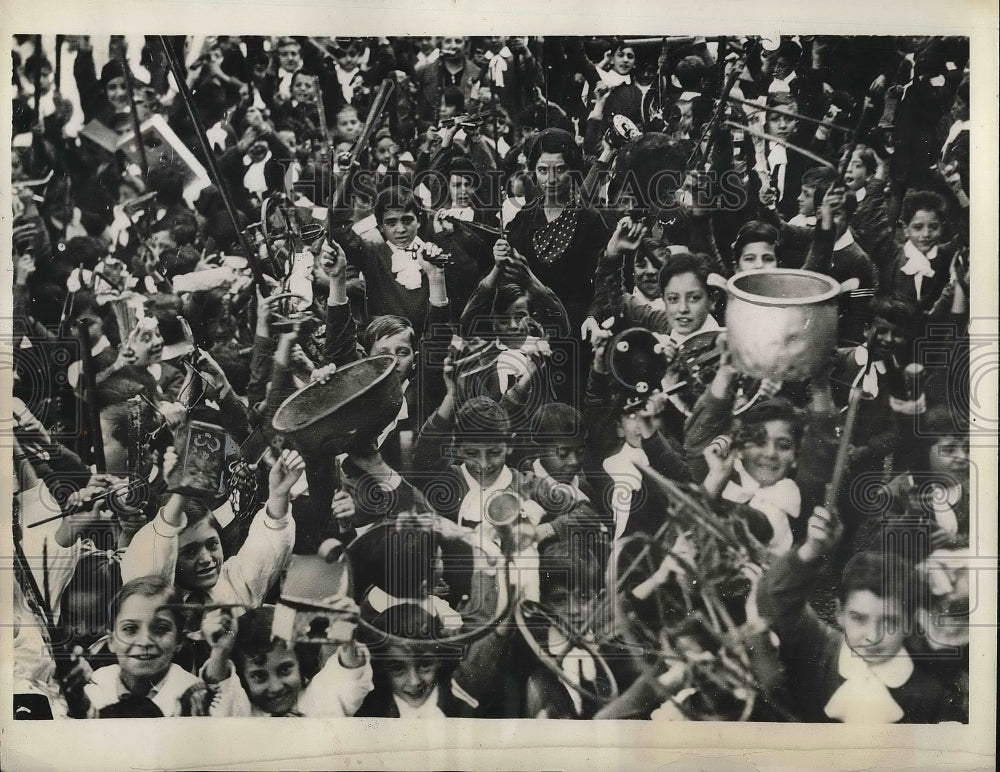 1935 Press Photo Young Italians Make Sacrifices in Public Square in Rome