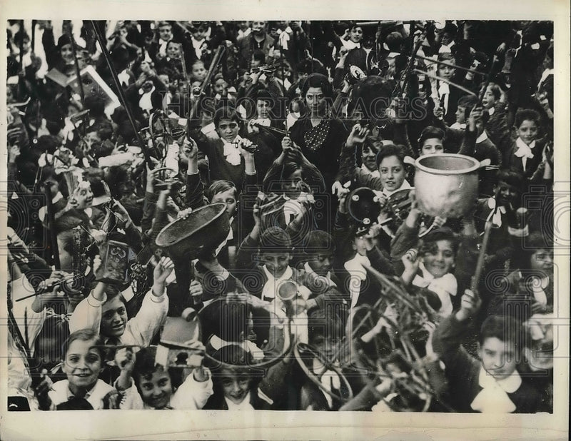Load image into Gallery viewer, 1935 Press Photo Young Italians Make Sacrifices in Public Square in Rome
