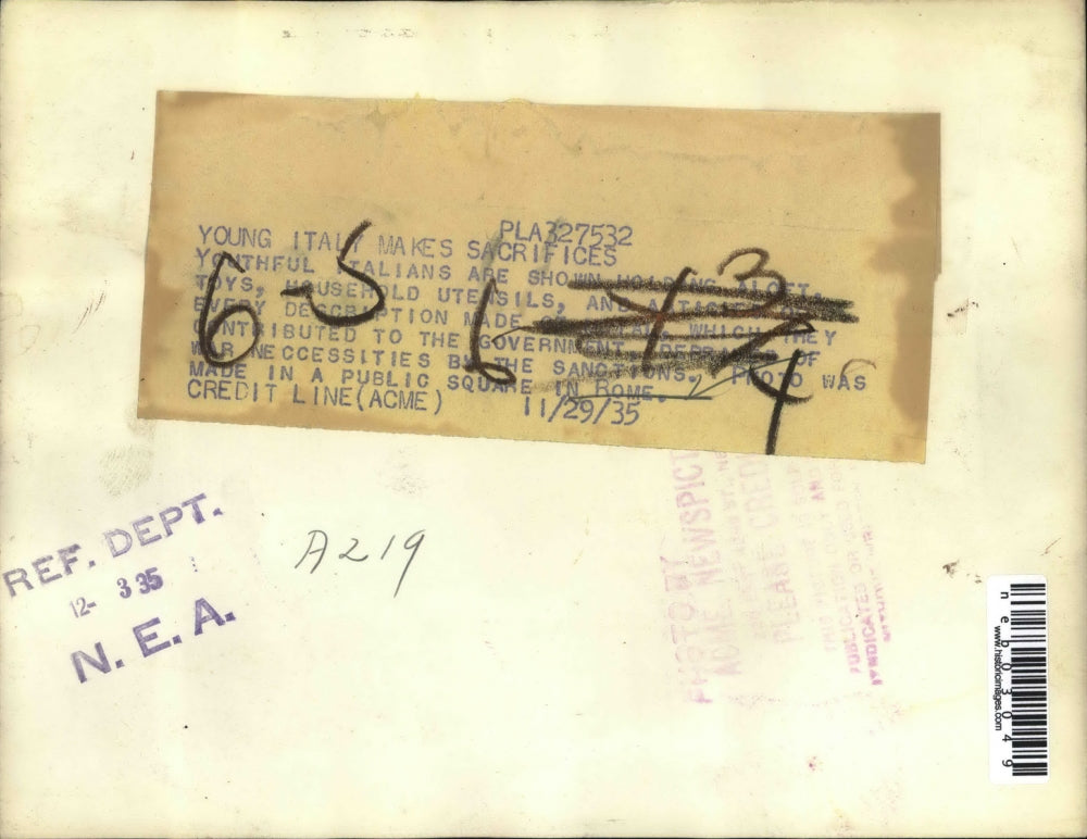 1935 Press Photo Young Italians Make Sacrifices in Public Square in Rome