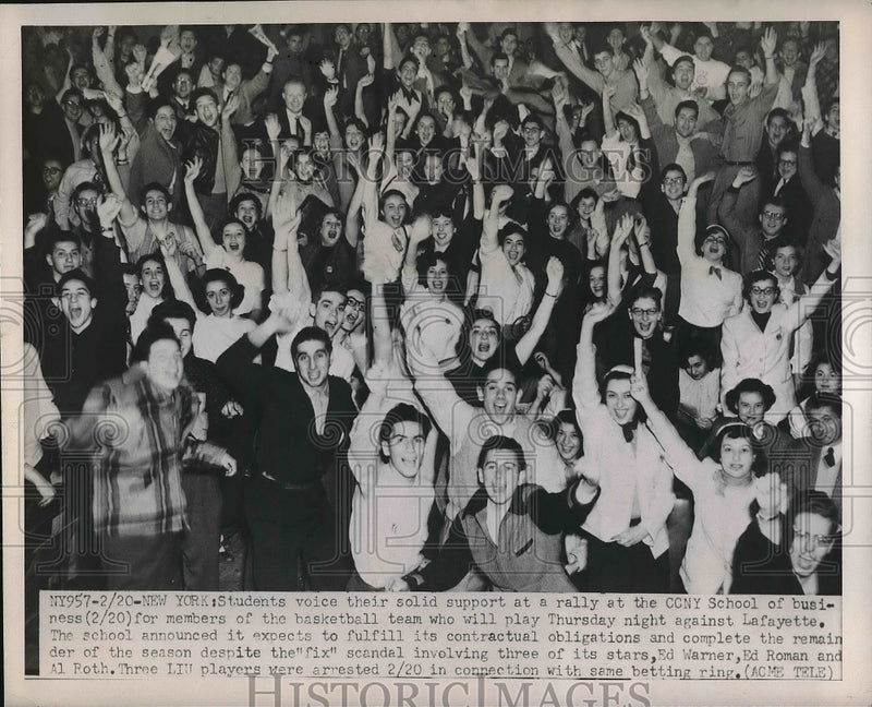 Load image into Gallery viewer, 1951 Press Photo Students of CCNY School of Business
