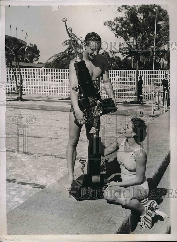 1937 Press Photo Swimmers Katherine Rawls & Paul Wolfe Compare Trophies in Miami
