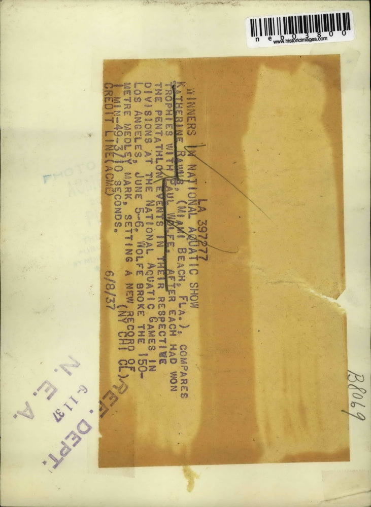 1937 Press Photo Swimmers Katherine Rawls & Paul Wolfe Compare Trophies in Miami