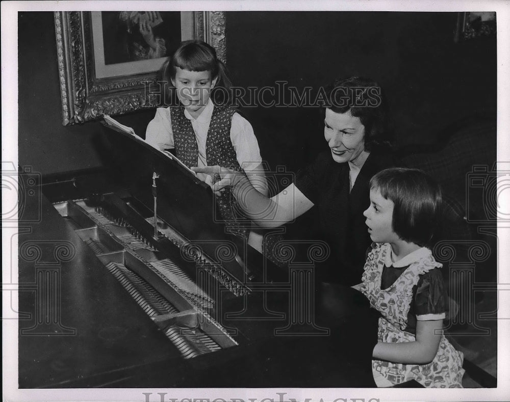 1953 Press Photo author Mrs. Elbrum Rochford & daughters Twinkee & Jenny of NY