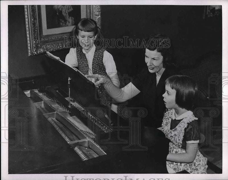 Load image into Gallery viewer, 1953 Press Photo author Mrs. Elbrum Rochford &amp; daughters Twinkee &amp; Jenny of NY
