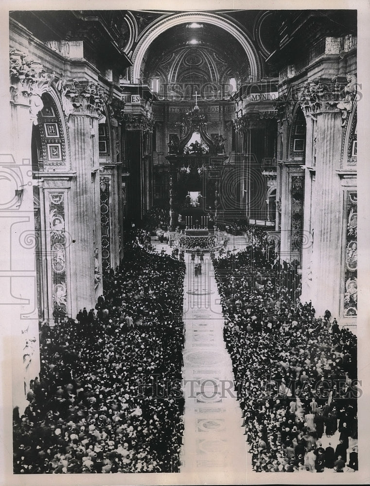 1937 Press Photo Pope Pius attends Easter Sunday mass at St Peter's Basilica