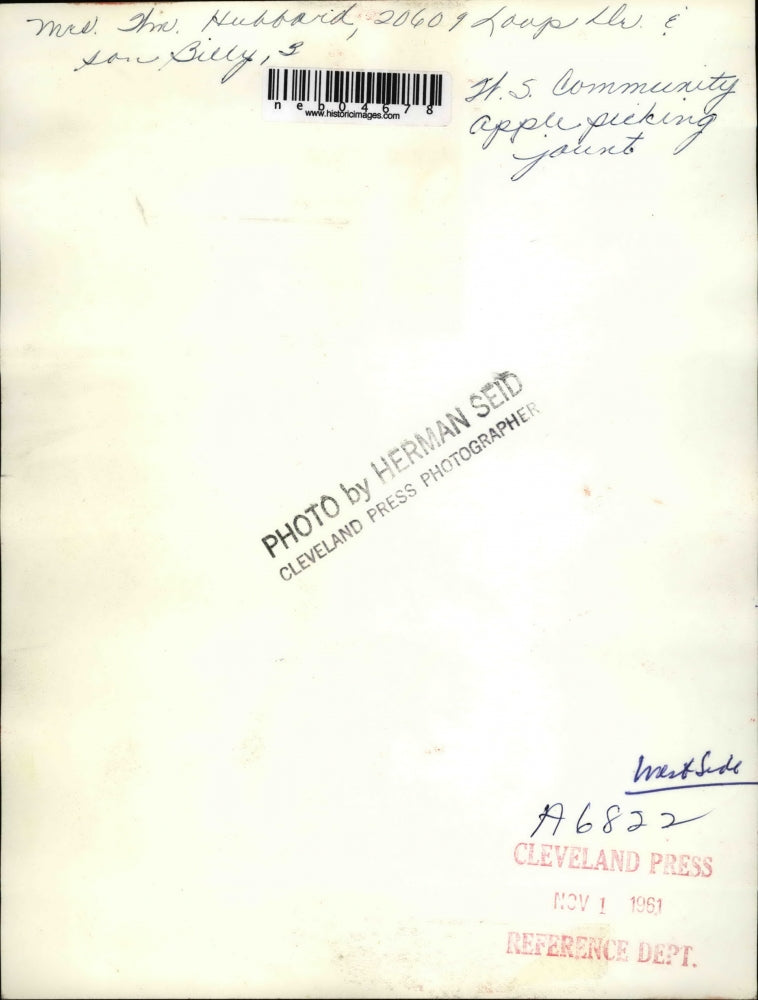 1961 Press Photo Mrs. William Hubbard, son, Billy, 3, West Side Community Apple