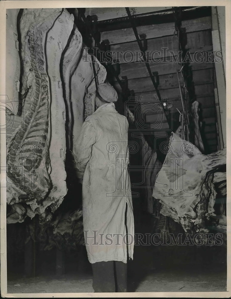Load image into Gallery viewer, 1939 Press Photo Worker at a beef factory - neb04813
