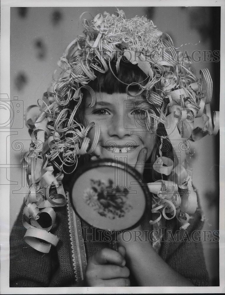 1961 Press Photo Curls of Wood Shavings Crown Peta Louise Skingley - neb05312- Historic Images