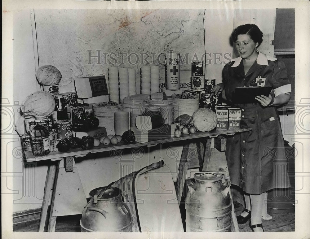 1947 Press Photo Mrs. Harold Hanover Long Island Disaster Meals- Historic Images