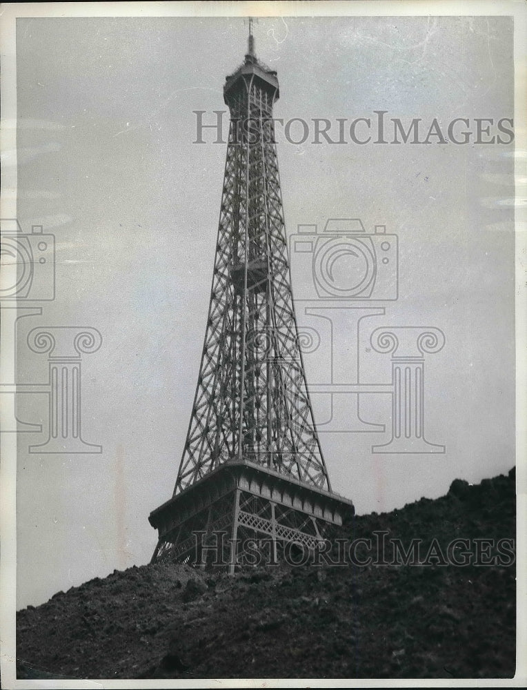 1962 Press Photo Paris&#39; famed Eiffel Tower seems to be sinking into ground- Historic Images