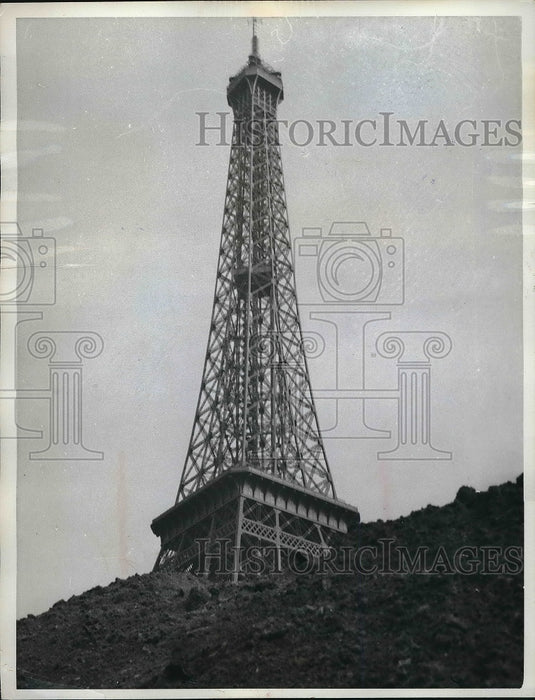 1962 Press Photo Paris' famed Eiffel Tower seems to be sinking into ground- Historic Images