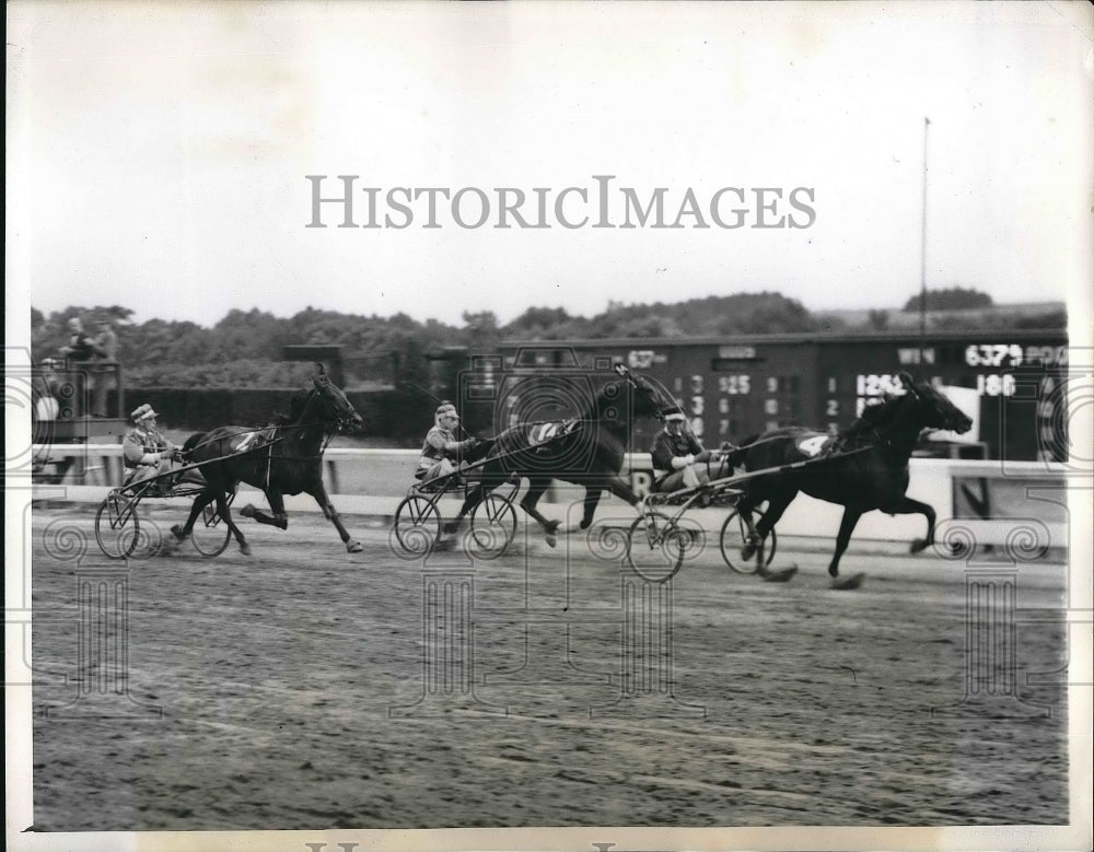 1943 Press Photo Fourth race at Empire Track, Worthy Boy piloted by S. Palin, - Historic Images