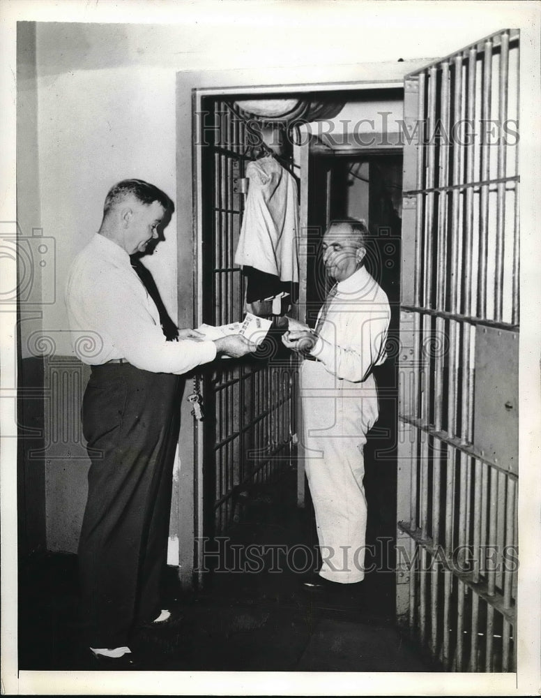 1941 Press Photo Wilson County Jailer John W. Woodward delivers morning mail to