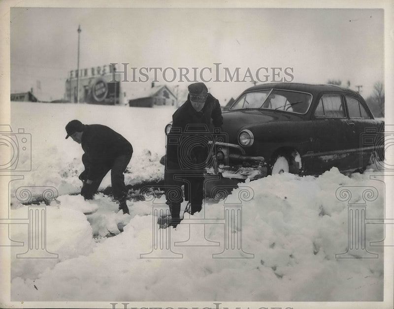 Load image into Gallery viewer, 1954 Press Photo Ronald Colman and co worker dig their way through snow.

