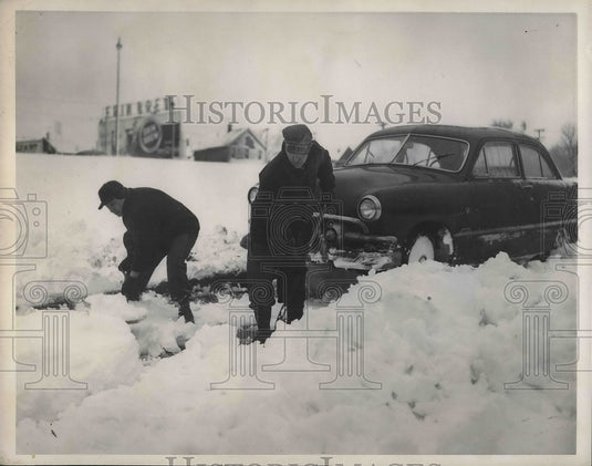 1954 Press Photo Ronald Colman and co worker dig their way through snow.