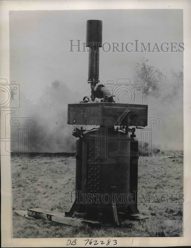 1945 Press Photo Vertical Flame Throwing Apparatus In England- Historic Images