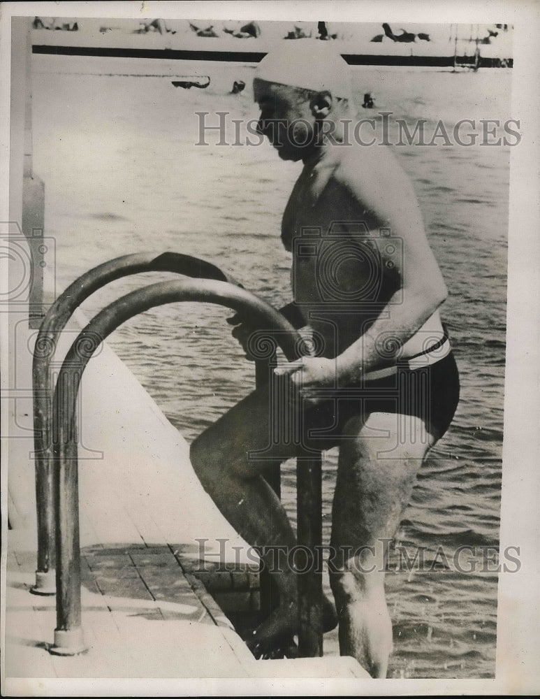 1939 Press Photo Paul Relnaud, French Finance Minister, climbing out of the
