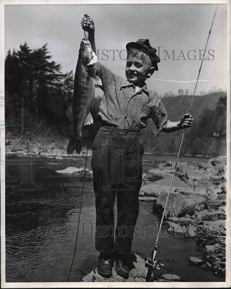 Load image into Gallery viewer, 1946 Press Photo Georgie Paus shows off 5 lb pike caught during miners' strike
