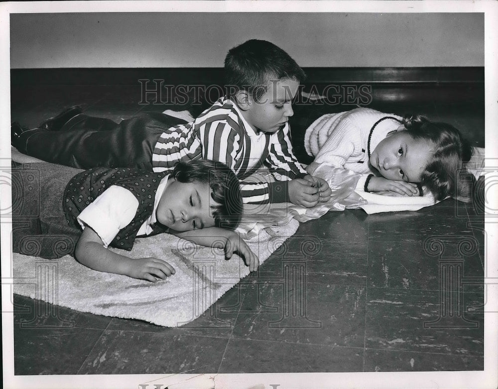 1960 Press Photo Diana Westfall, Eric Gretar, and Stephanie Weidner taking a nap- Historic Images