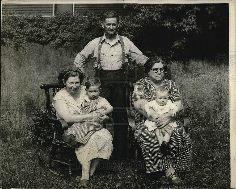 1935 Press Photo Carthon Family, Next Door Neighbors of Weyerhaeuser Kidnap Gang- Historic Images