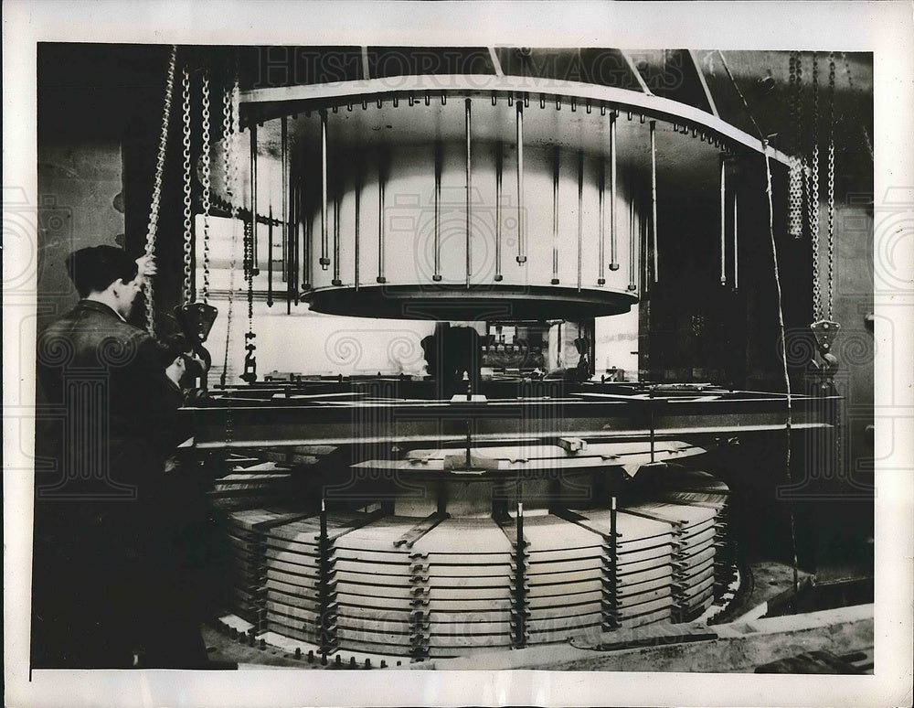 1948 Press Photo A 110 inch cyclotron magnet at Atomic Energy Research Labs- Historic Images