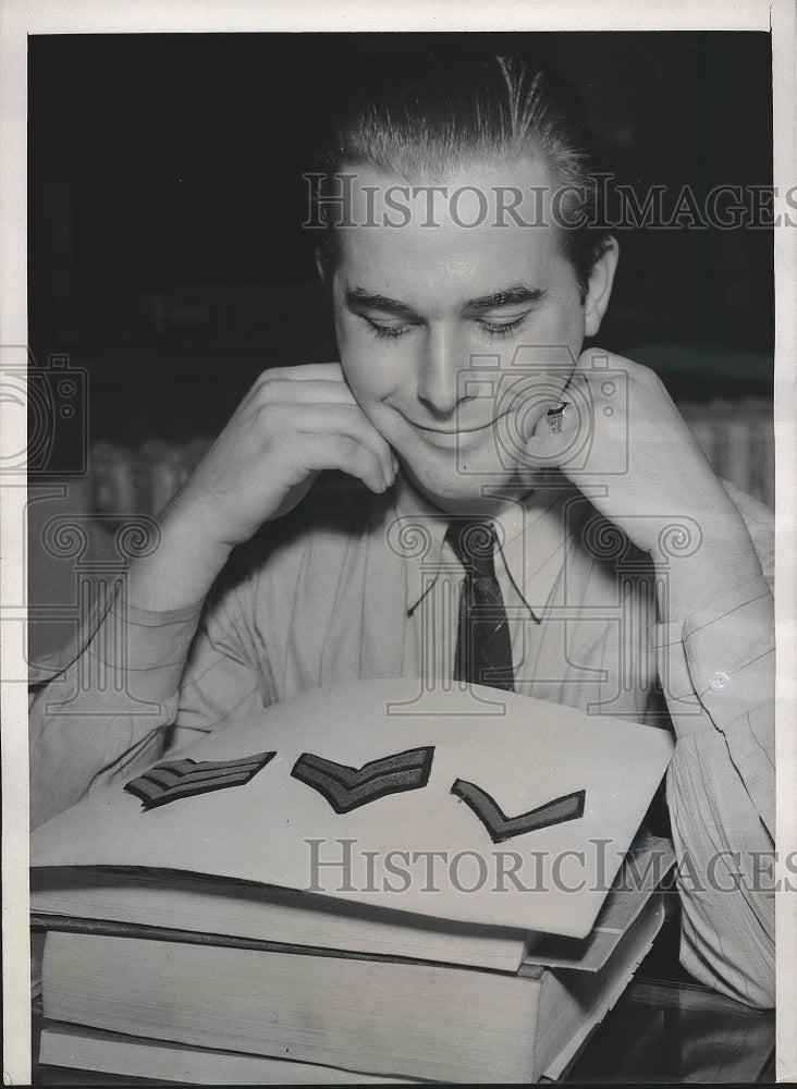 Load image into Gallery viewer, 1939 Press Photo Private Donald Ernest of Chicago Eyes Chevrons
