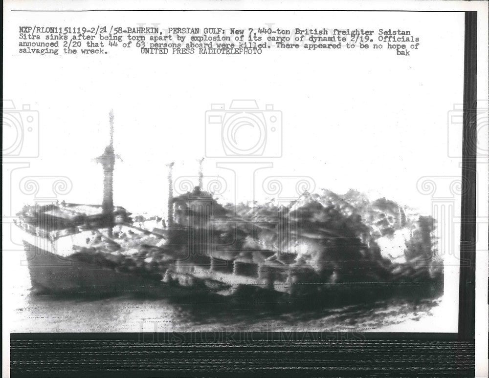 1958 Press Photo British Freighter Seistan Sitra Sinks After Dynamite Explosion- Historic Images