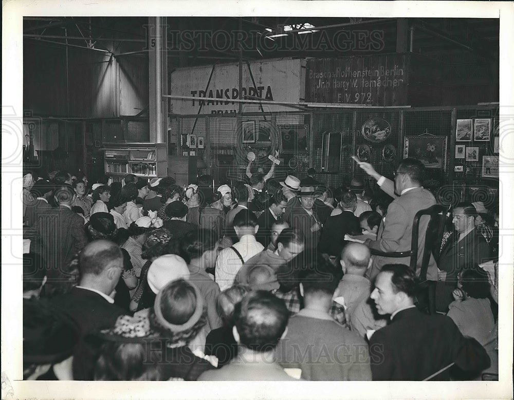 1941 Press Photo Auctioneer Harry Loree Calls Bids as His Assistant Holds Items