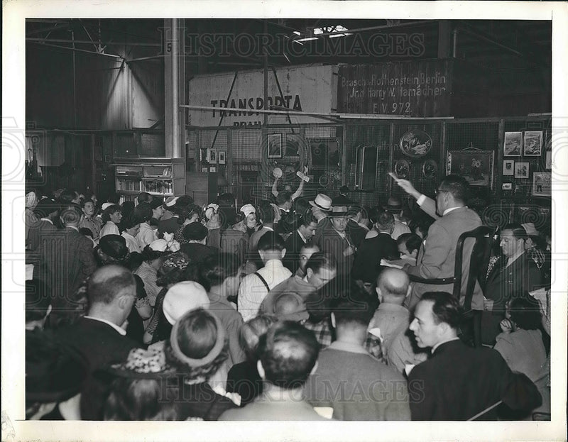 Load image into Gallery viewer, 1941 Press Photo Auctioneer Harry Loree Calls Bids as His Assistant Holds Items
