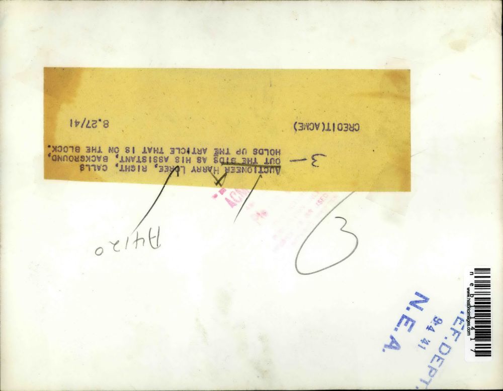 1941 Press Photo Auctioneer Harry Loree Calls Bids as His Assistant Holds Items