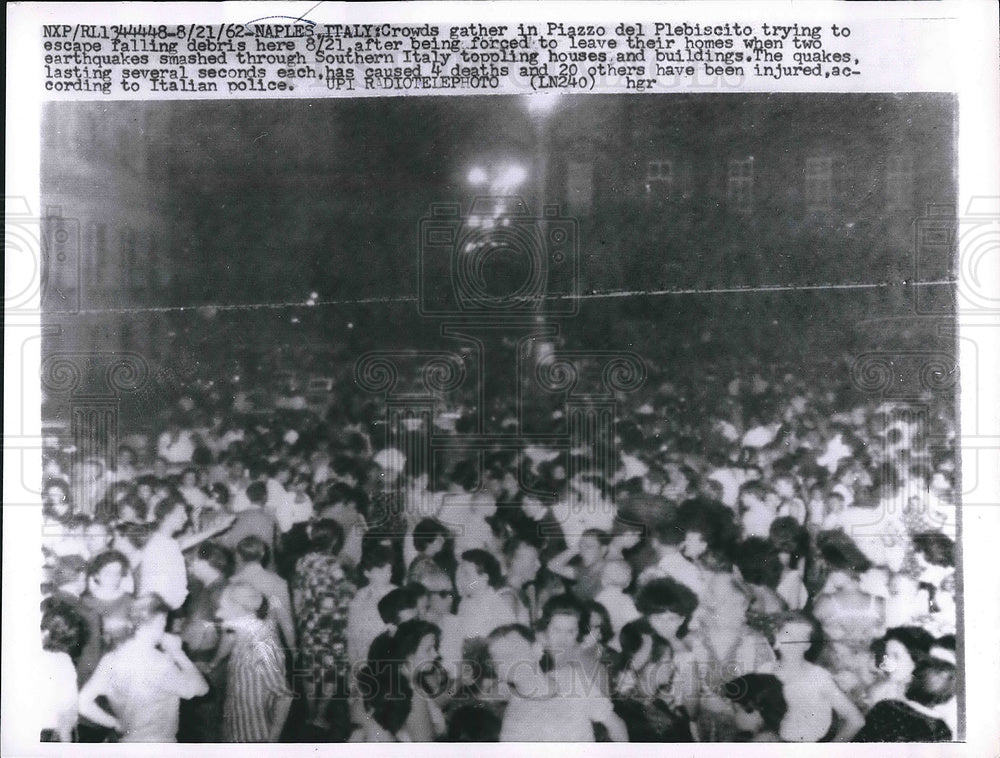 1962 Press Photo Crowds Gather in Piazzo del Plebiscito After Two Earthquakes- Historic Images