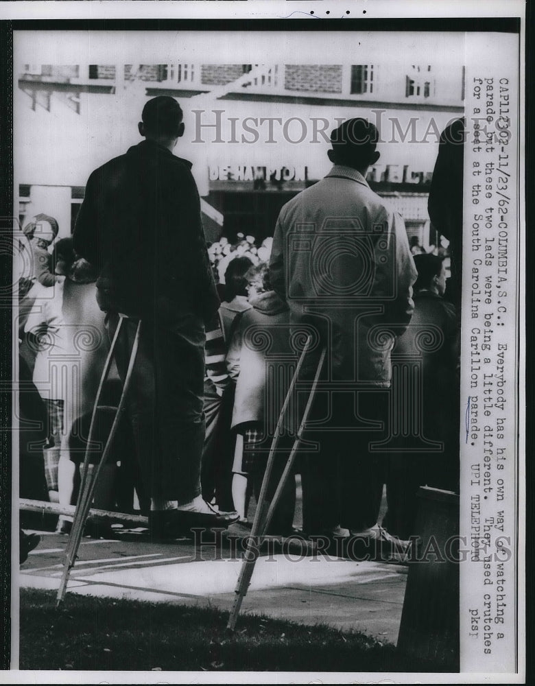 Load image into Gallery viewer, 1962 Press Photo Two Men Use Crutches as a Seat, South Carolina Carillon Parade
