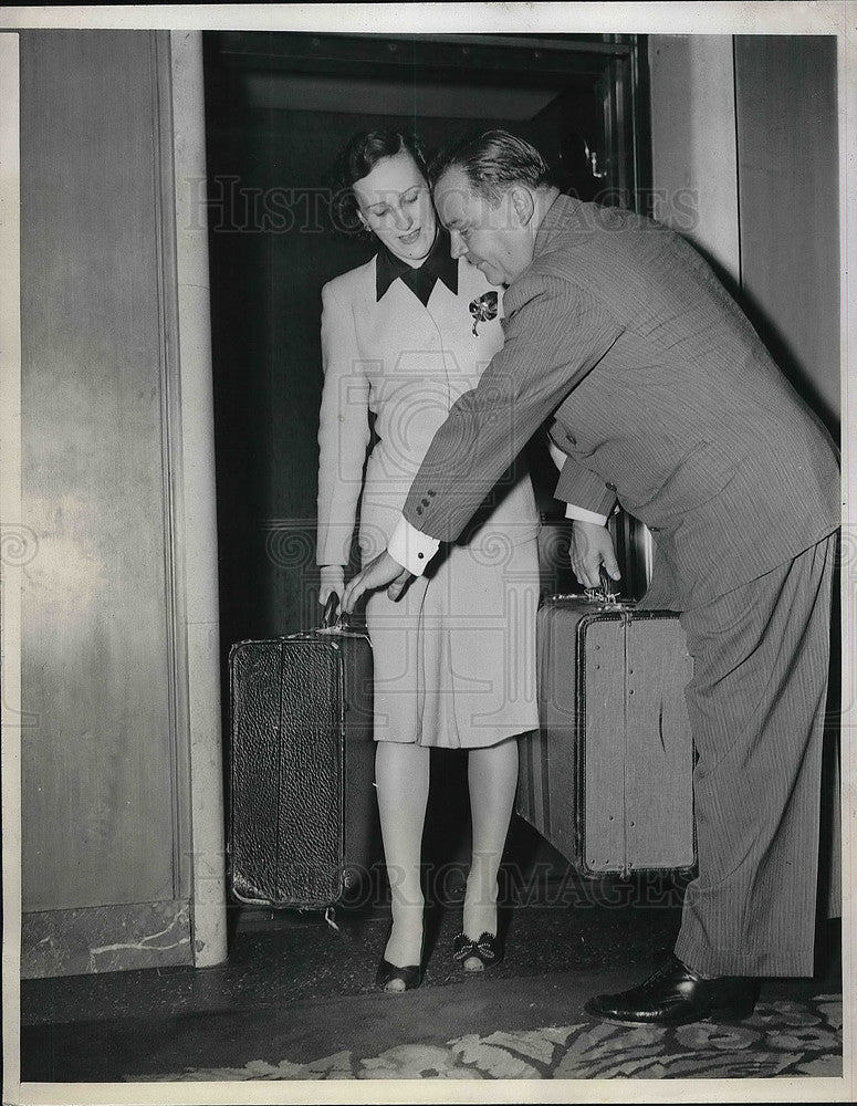 1946 Press Photo Wash.D.C. Statler Hotel mgr Judson Cobb aids a guest- Historic Images