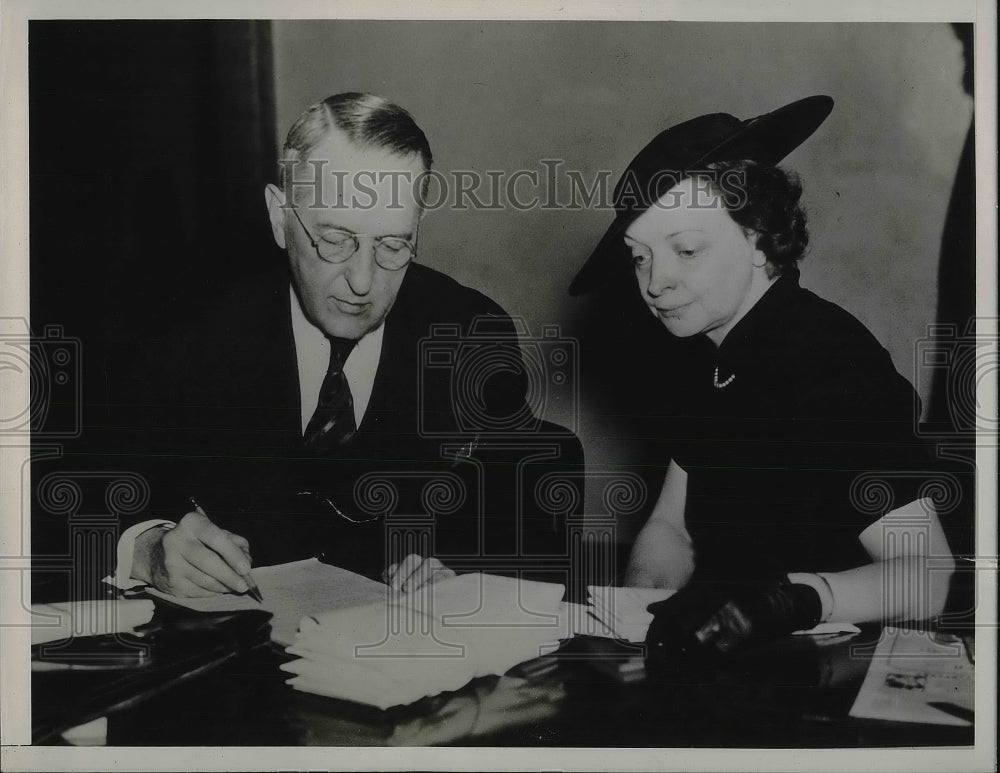 1938 Press Photo Mrs. Cora Lillian Burnham with her lawyer - neb11934