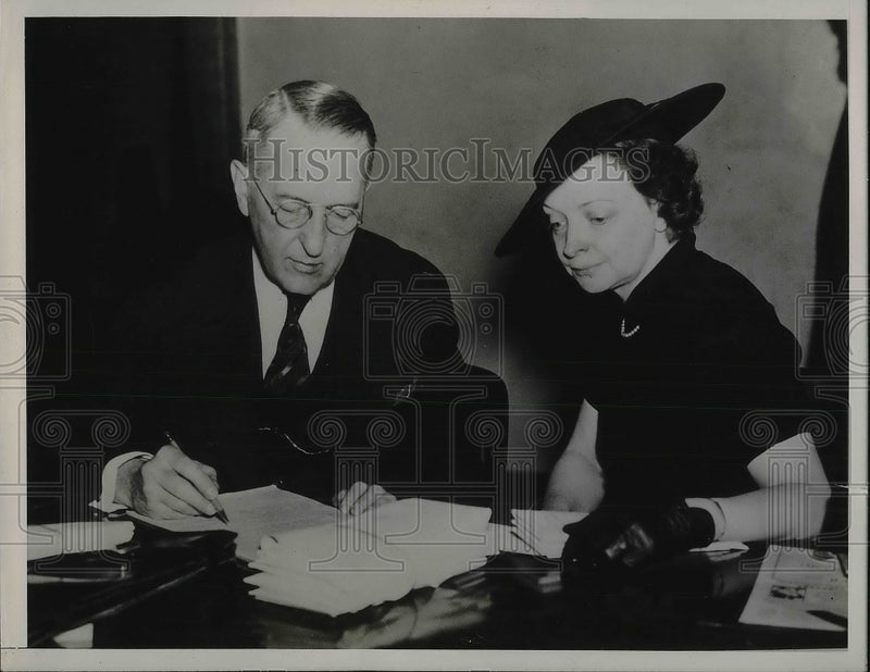 Load image into Gallery viewer, 1938 Press Photo Mrs. Cora Lillian Burnham with her lawyer - neb11934
