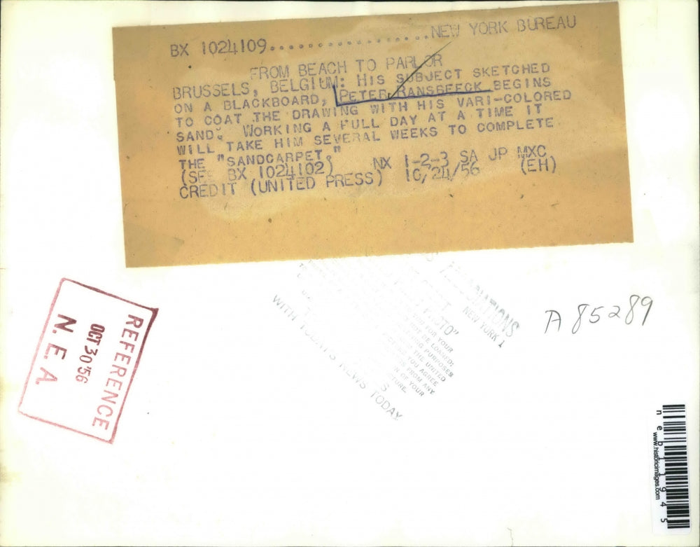 1956 Press Photo Peter Ransbeeck coats the drawing with his vari-colored sand