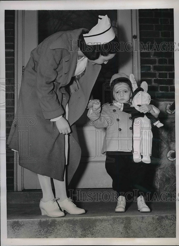 1939 Press Photo Harold Holt Jr. returning to the hospital with his nurse- Historic Images